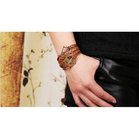 Brunt läderarmband med en pilbåge och en fågel