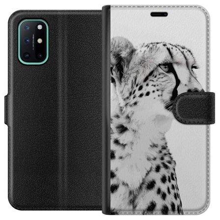 OnePlus 8T Lompakkokotelo Tyylikäs mustavalkoinen lähikuva gepardista, jolla on rauhallinen katse ja elegantit merkit korostavat sen voimakasta ja j