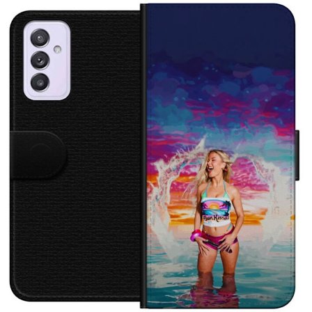 Kompatibel Tegnebogsetui til Samsung Galaxy A82 5G Blond kvinde i farverigt strandtøj, der leger i havet ved solnedgang