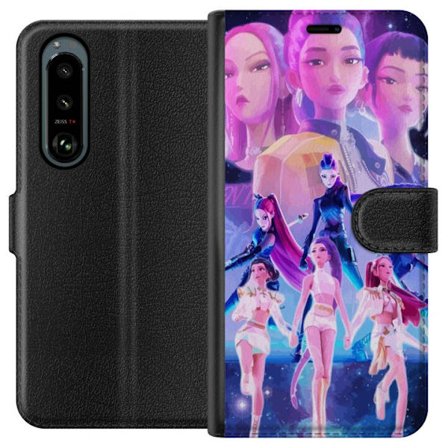 Yhteensopiva Lompakkokotelo Sony Xperia 5 III K-pop-inspiroinut tulevaisuutta ennakoiva tyttöryhmä neonvaloissa ja kosmisessa sci-fi-esiintymislaval