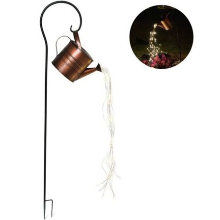 Vattenfall forma gnistrande fe-lampor, trädgårdsvattentunna