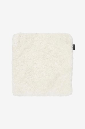 Skinnwille - Sittplätt fårskinn kantig Curly - Vit - Sittkuddar & stolsdynor - Från Homeroom