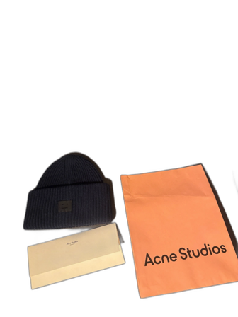 Mörkblå mössa från Acne Studios
