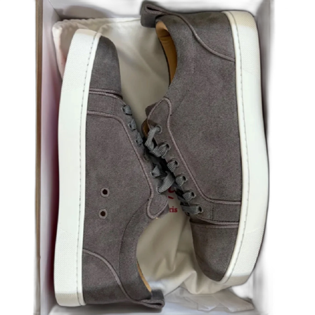 Grå mockasneakers från Louboutin