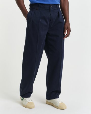 GANT Herren Relaxed Fit Chinohose mit Bundfalten aus Baumwolltwill (33/32)