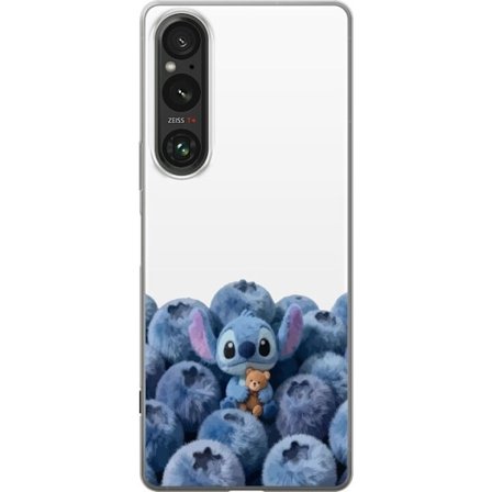Kompatibelt Mobildeksel til Sony Sony Xperia 1 V Søt blå karakter blant blåbær med bamse i mykt og lekent illustrasjon