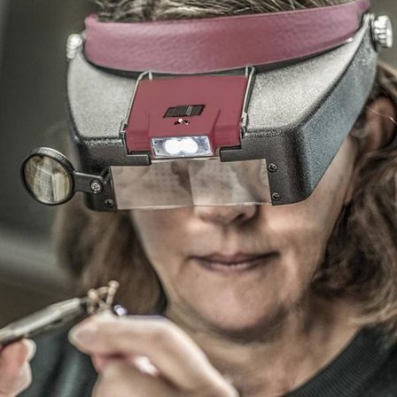 Smykkemakerens pannebånd forstørrelsesglass med LED-lys (Rød) 1,5 x 3 x