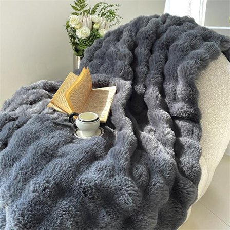 Tykt teppe i toskansk stil med kaninpels, plysjteppe i imitert pels for kontorlur og koselig sofatrekk