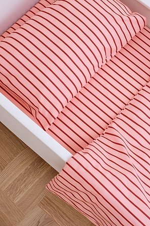 Jotex - Mini Sengesæt Tremmeseng Økologisk Pink/rostfärgad - SIMA - Køb Sengetøj til børn hos Jotex