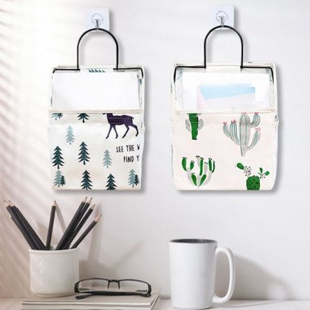 To vægmonterede stofopbevaringsposer med kroge, lavet af bomuld og linned, velegnet til garderober, skabe, køkkener eller autocampere.