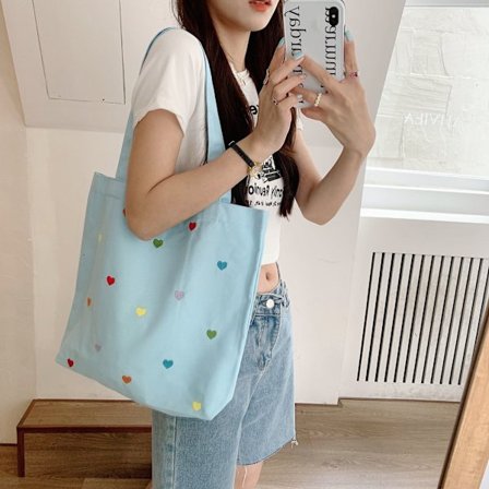 En lyseblå veske. Oppmerksomhetsvekkende lerretsveske for kvinner