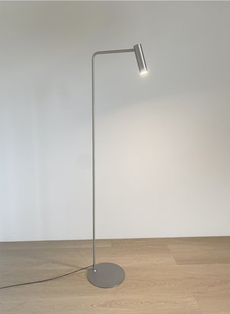 Slim gulvlampe - børstet stål