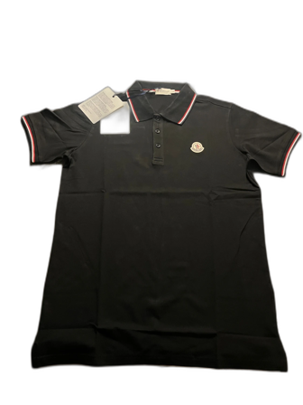 Svart Moncler piké med röd/vit kant