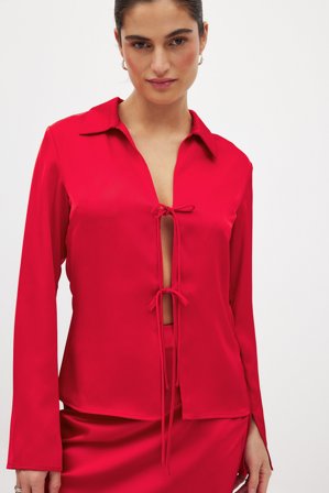 NA-KD Satin-Bluse mit Schnürung vorne - Blusen - Rot - EU 38