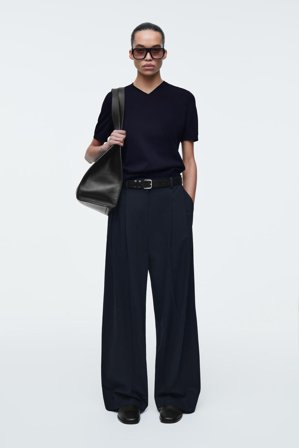 COS Women's T-Shirt In Maglia Di Cotone Con Scollo A V in Blu