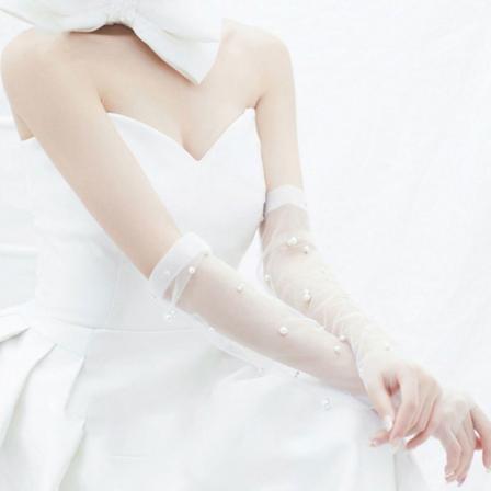 Rynkade Mesh-Handskar Eleganta Långa Artighet Tulle Faux Pearl Beaded Bröllopshandskar