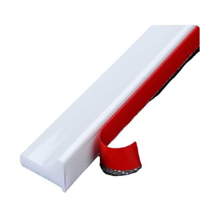 Fällbar duschbarriär och kvarhållningssystem TRIP utformat för att dämma upp och hålla vatten inom tröskeln