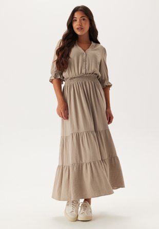 Happy Holly Frill Neck Tiered Maxi Dress Klær
