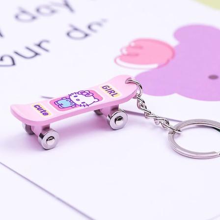 Sanrioed tecknad söt skateboard metall Cinnamoroll Kuromi Hello Kittys Kawaii nyckelring zinklegering skateboardhänge accessoarer (FMY) Hello Kitty