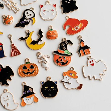 24 stk. Assorterede Forgyldte Emalleret Halloween Dekorationer Charm Vedhæng til DIY Smykkefremstilling Halskæde Armbånd Ørestik DIY Smykketilbehør 