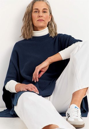 Cellbes of Sweden - Finstrikket poncho i marineblå for damer i størrelse