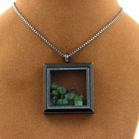 Sten og mineraler. Rå Tsavorite granat halskæde. Firkantet model. Sort farve.
