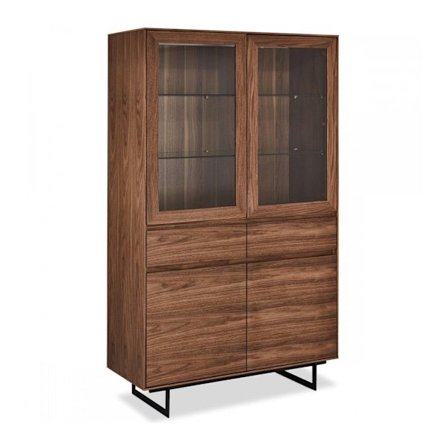 Rootz-näyttökaappi - Säilytyskaappi - Vitriinit - Amerikkalainen pähkinäviilu - Pehmeästi sulkeutuva lukitus - Sisäänrakennettu LED-valaistus - 110cm