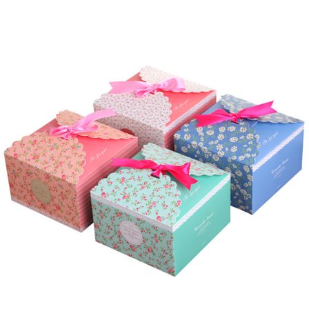 Set med 20 tomma fyrkantiga presentaskar i räfflad kartong med band