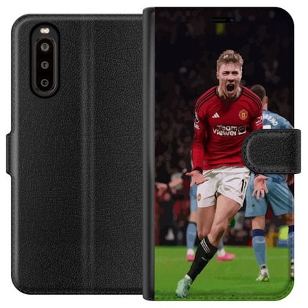 Sony Xperia 10 II Lommeboketui Fotballspiller i rød trøye feirer mål, kraftig sportsbilde perfekt for fotballfans, drama, energi og intense kamper