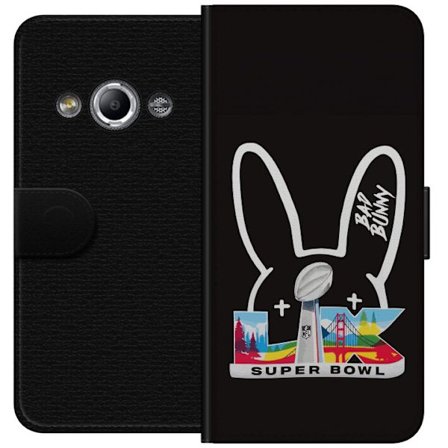 Yhteensopiva Lompakkokotelo Samsung Galaxy Xcover 3 Bad Bunny muotokuvassa avoimella paidalla, tatuoinneilla ja kiharaisilla hiuksilla tyylikkäässä