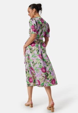 VILA - Naria S/S Wrap Midi Dress - Fern Green AOP:Fern - Kläder - - Bubbleroom Omlottklänning