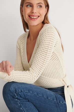 NA-KD Overlap Hole Knitted Sweater - Kraftig striktrøjer - Beige - Small
