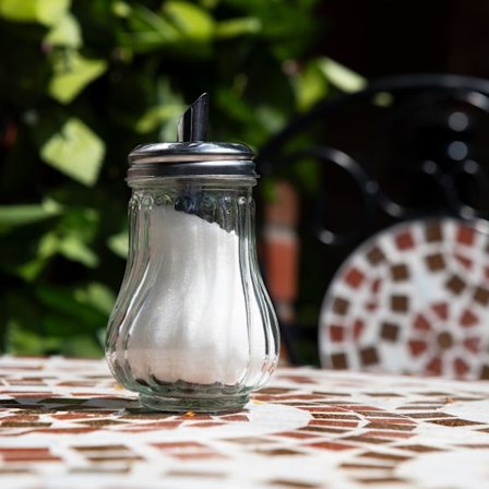 Lasinen sokeriannostelija, retrotyyliin sokeripurkki dekanteri kahvila bistro ravintola sokeriravistin kulho (lasiannostelija)