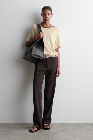 COS Women's Camiseta Relaxed Fit Con Cuello Redondo in Beige