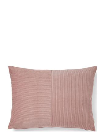 Wille 45X60 Cm Home Textiles Cushions & Blankets Cushions Vaaleanpunainen Compliments