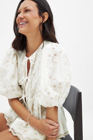 NA-KD - Bluse med broderikontrast og knyting foran - Bluser - Hvit - EU 38