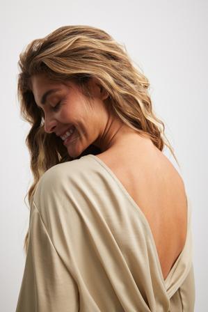 NA-KD Blouse drapée à décolleté en V au dos - Blouses - Beige - EU 38