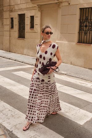 Kristine Bennigsen x NA-KD Maxikleid mit Plissee-Rock und Schal - Gepunktete Kleider - Punkte - EU 42