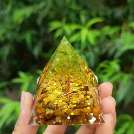 Krystallenergi-pyramide for meditasjon og chakrahealing Gems DXGHC