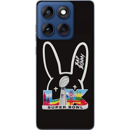 Yhteensopiva Puhelinkuori Motorola Edge 60 Bad Bunny muotokuvassa avoimella paidalla, tatuoinneilla ja kiharaisilla hiuksilla tyylikkäässä muotikuvauk