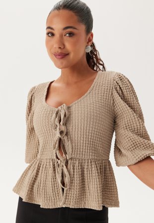 Bubbleroom - Structure Flounce Top - Light beige - Kläder