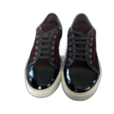 Snygga sneakers med glansig tå