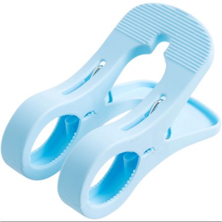 Blå sæt med 4 tykke multifunktionelle klemmer af plast til tøj