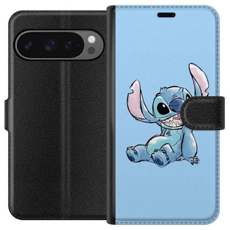 Kompatibelt Lommeboketui til Google Pixel 9 Pro XL Håndtegnet illustrasjon av sittende Stitch mot lysblå ensfarget bakgrunn