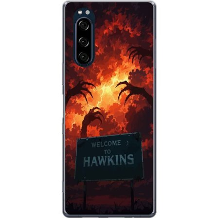 Kompatibel Mobilcover til Sony Xperia 5 Mørk apokalyptisk fantasy scene med brændende himmel og Hawkins-skilt i Stranger Things-stil