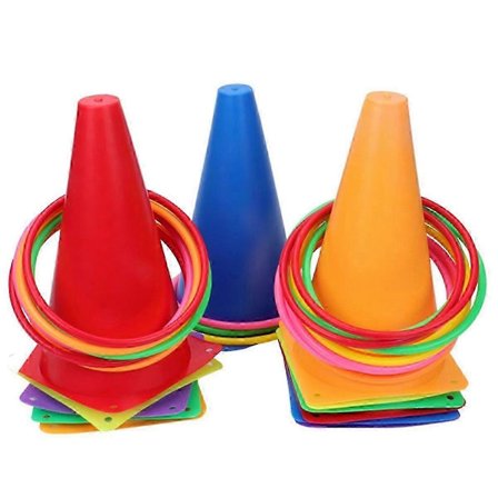 Lasten hauska renkaanheittopeli ulkona, heittopeli muovirenkaalla, vanhempien ja lasten välinen interaktiivinen kilpailu [YATOY]