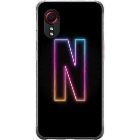 Kompatibelt Mobilskal till Samsung Samsung Galaxy Xcover 5 Minimalistisk neonbokstav N i färgskiftande ljus mot svart bakgrund