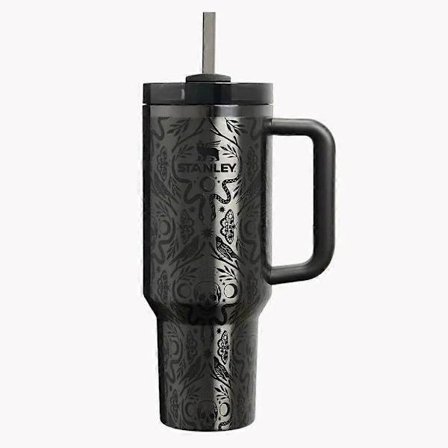 Stanley Quencher H2.0 Flowstate Juomapullo 40Oz Halloween Deadly Damask Kädessä