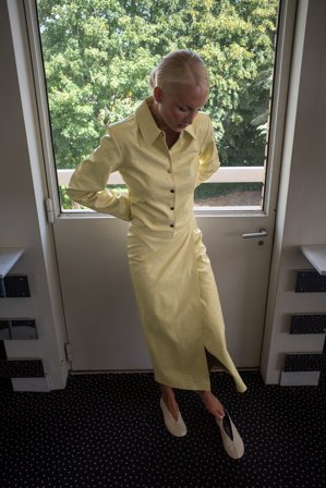 Lovisa Worge x NA-KD Midikjol i PU med krokodilprägling - Kjolar i skinnimitation - Gul - EU 40