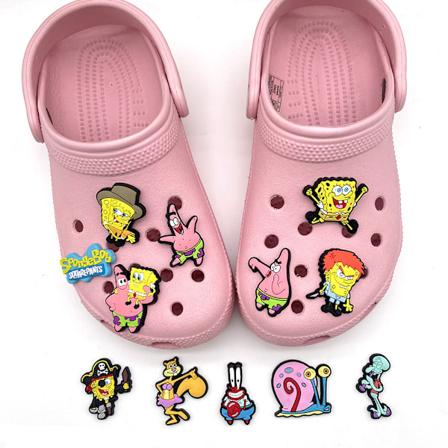 12 st Cartoon Spongebob Sko Charms Dekoration För DIY Croc Clog Sandaler Tillbehör